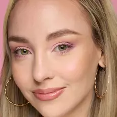 Modelo usando NYX Make 'Em Wonder™ Base de maquillaje en color 05 Fair Ivory