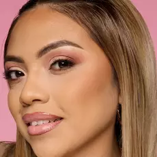 Modelo usando NYX Make 'Em Wonder™ Base de maquillaje en color 13 Light Sand with bronze glow and neutral glam look.