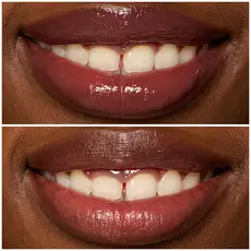 Labios de modelo usando Lip I.V. 05 Mocha Me Wet.