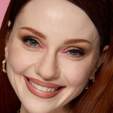 Modelo usando NYX Make 'Em Wonder™ Base de maquillaje en color 01 Pale