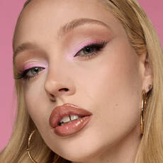 Modelo usando NYX Make 'Em Wonder™ Soft Matte Base de maquillaje en color 07 Light Ivory