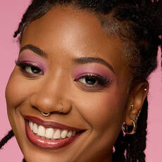 Modelo usando NYX Make 'Em Wonder™ Base de maquillaje en color 33 Sienna with radiant glow and pink eyeshadow.