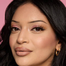 Modelo usando NYX Make 'Em Wonder™ Base de maquillaje en color 11 Classic Ivory with soft contour and pink shimmer eyes.