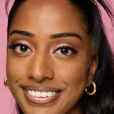 Modelo usando NYX Make 'Em Wonder™ Base de maquillaje en color 29 Warm Pecan with soft glow and natural pink tones.